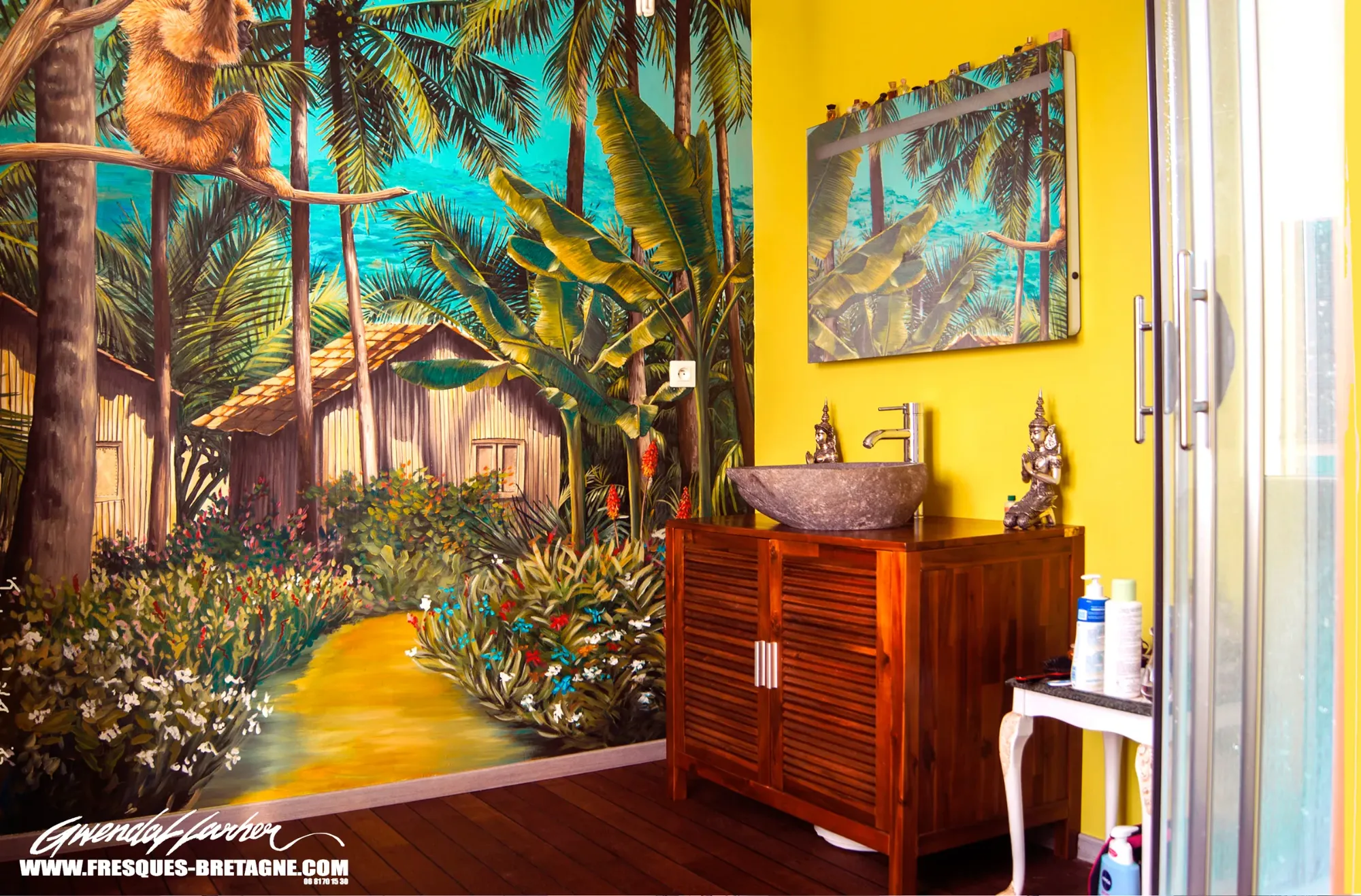 Fresque murale en trompe-l'œil, jungle tropicale et gibbon, décoration de salle de bain à Morlaix